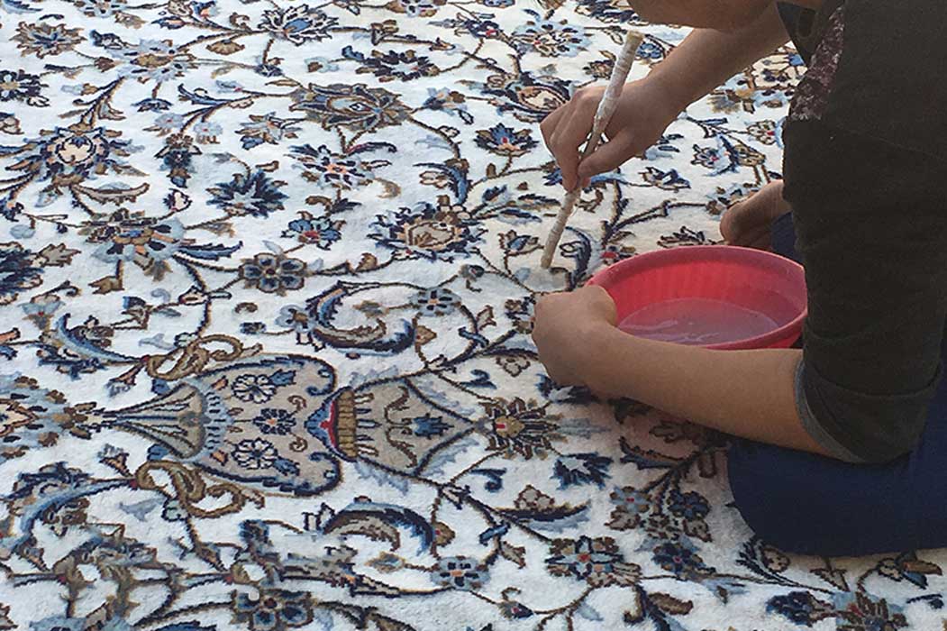 Machine-carpet-stain-removal لکه برداری فرش ماشینی - قالیشویی پاکسان